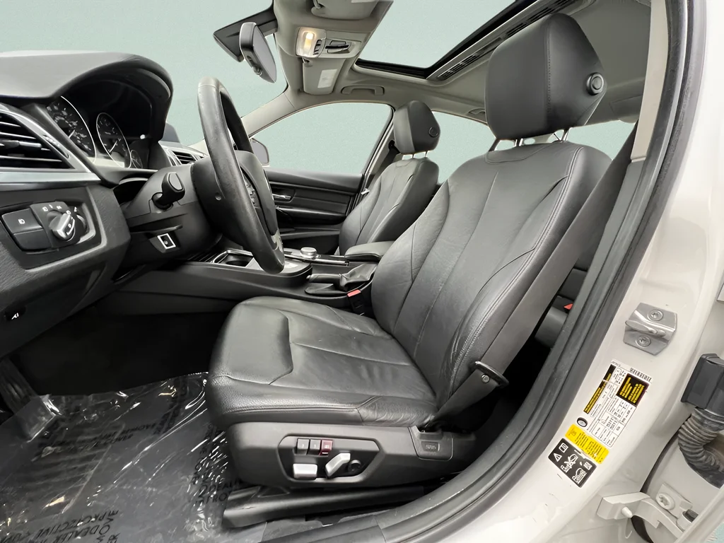 Used 2018 White Metallic BMW 320i xDrive image 7