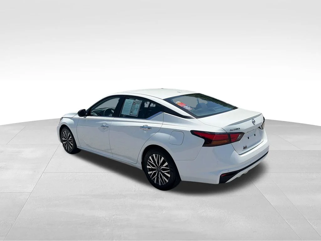 Used 2025 White Nissan 2.5 SV image 4