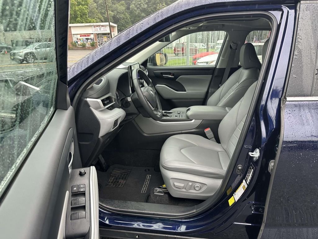 Used 2024  Toyota XLE image 18