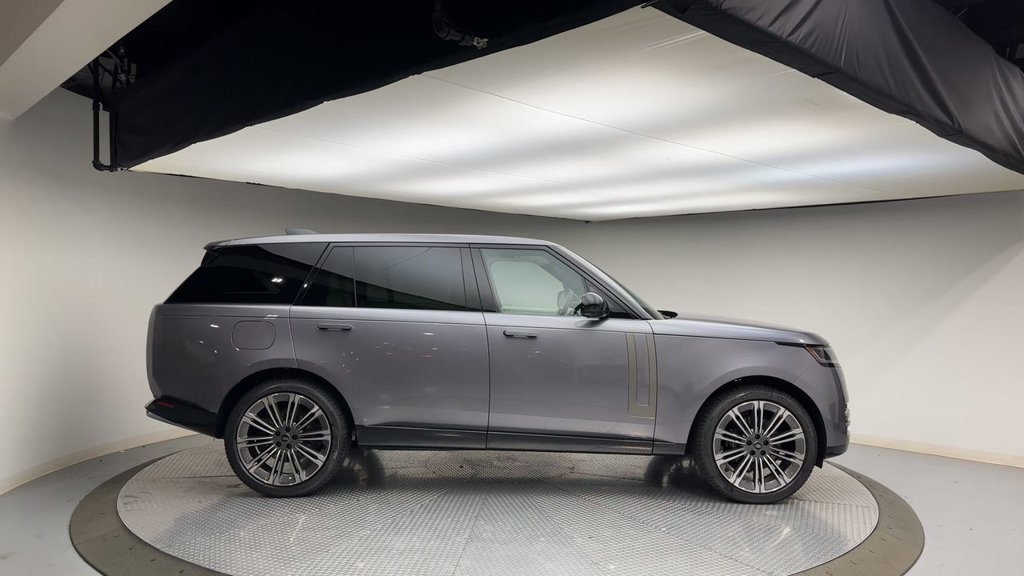 Used 2024  Land Rover SE image 9
