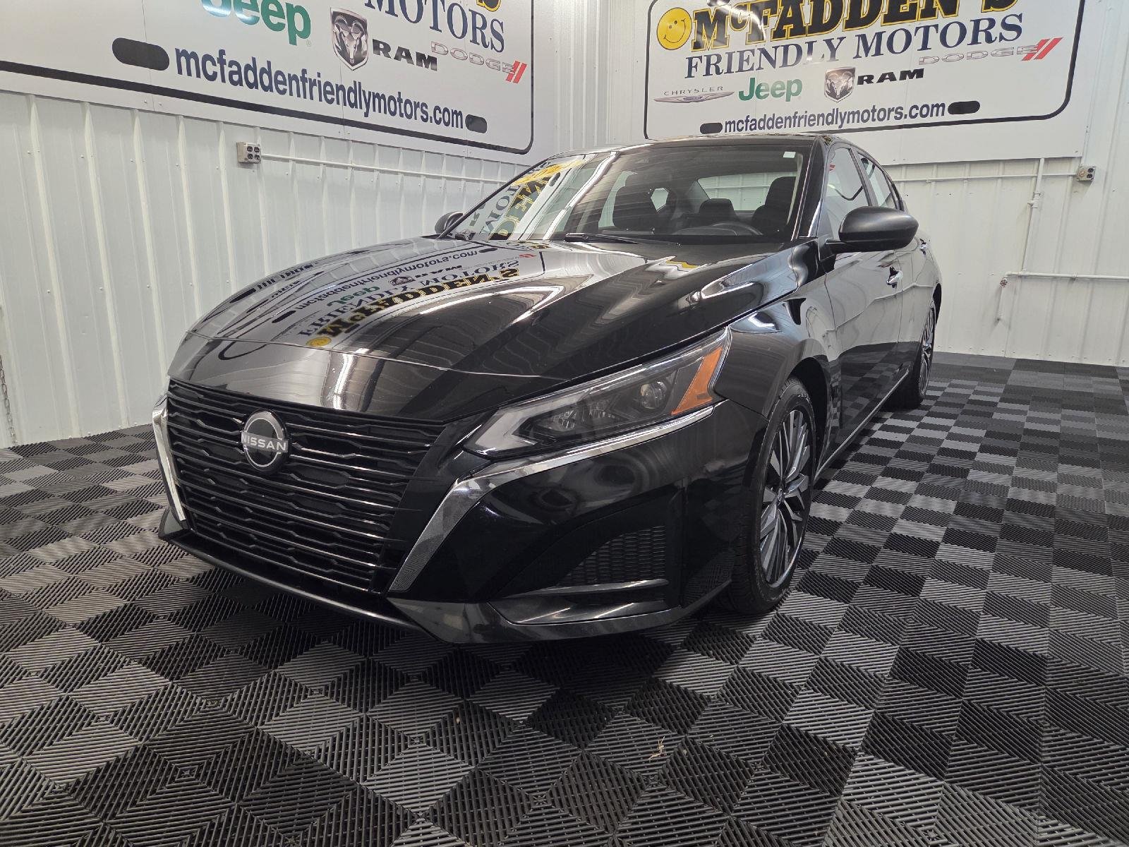 Used 2024 Super Black Nissan 2.5 SV image 5