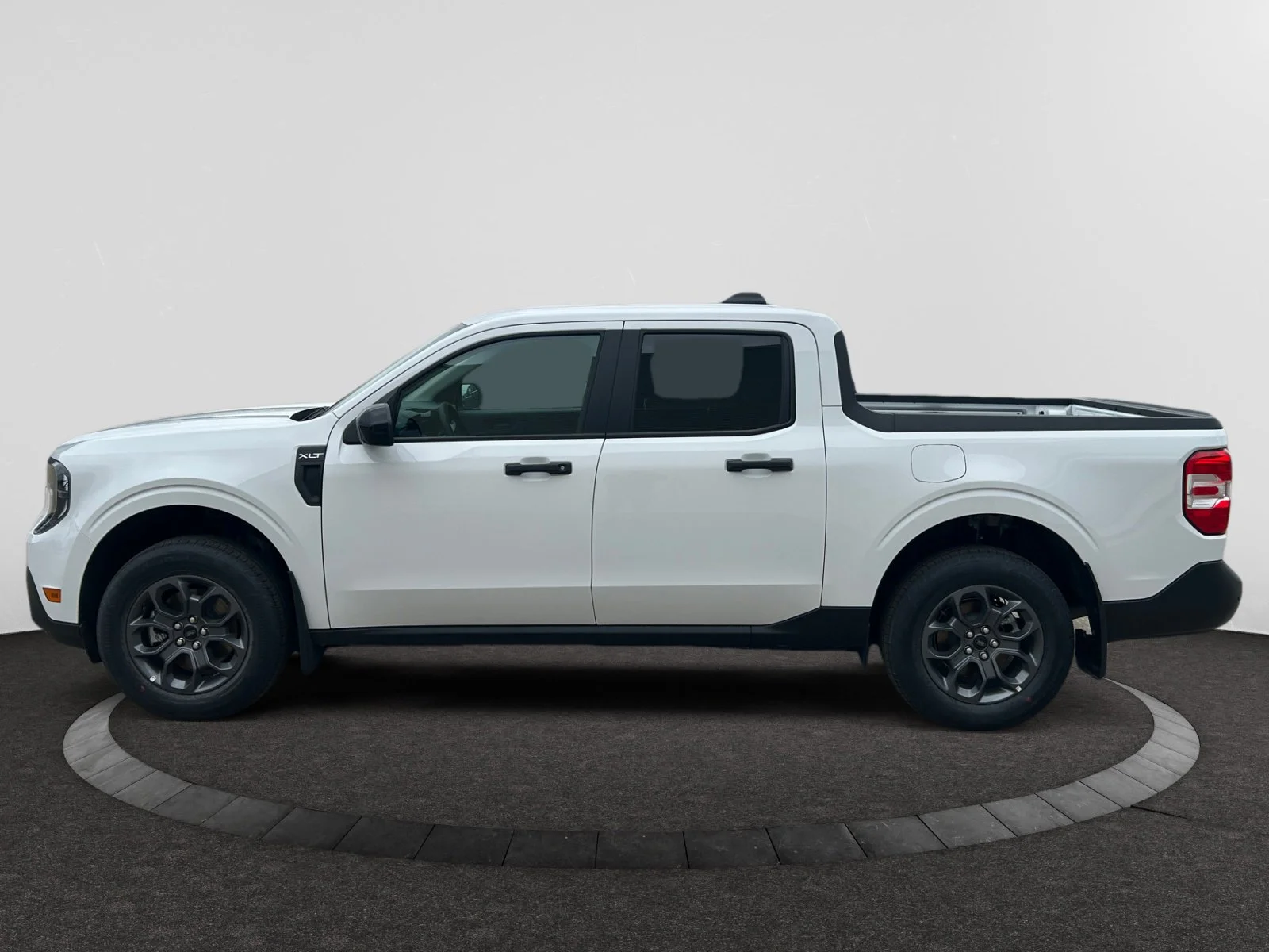 New 2026 Oxford White Ford XLT image 2