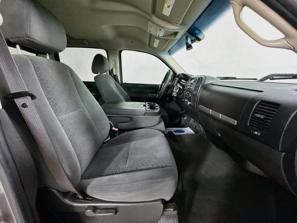 Used 2008 Graystone Metallic Chevrolet LT image 32