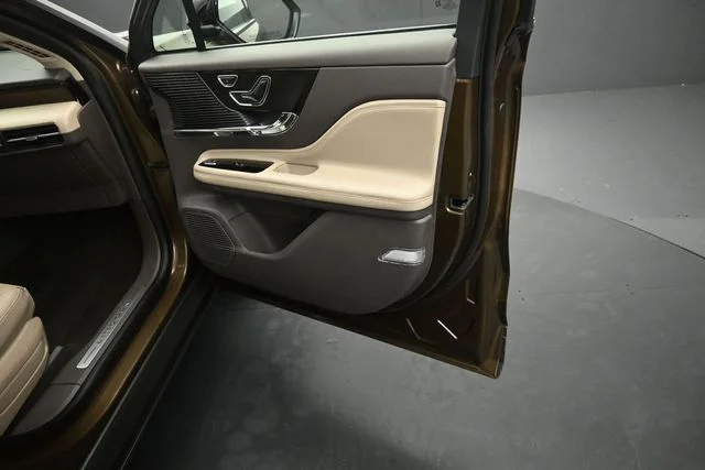 Certified Used 2022 Bronze Smoke Metallic Premium Colorant Lincoln Reserve image 33