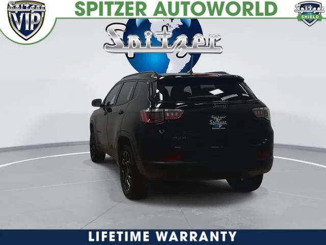 New 2026 Diamond Black Crystal Pearl-Coat Exterior Paint Jeep Latitude image 9