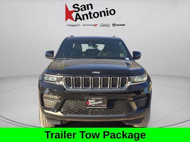 New 2025 Diamond Black Crystal Pearl-Coat Exterior Paint Jeep Laredo X image 3