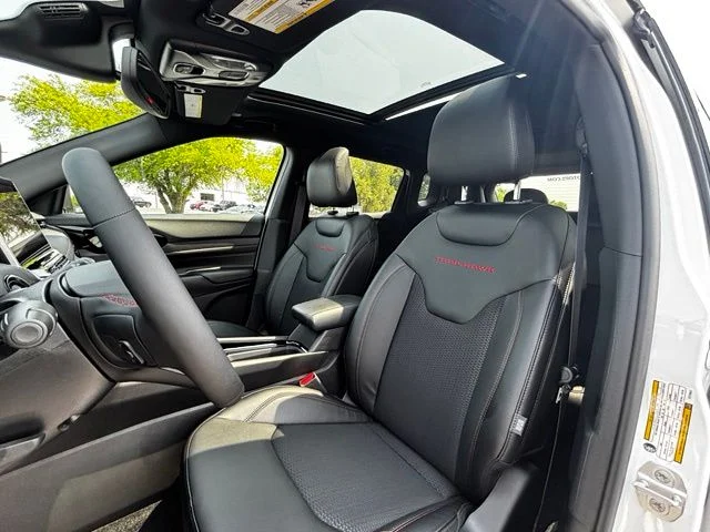 New 2026 Bright White Clear-Coat Exterior Paint Jeep Trailhawk image 14