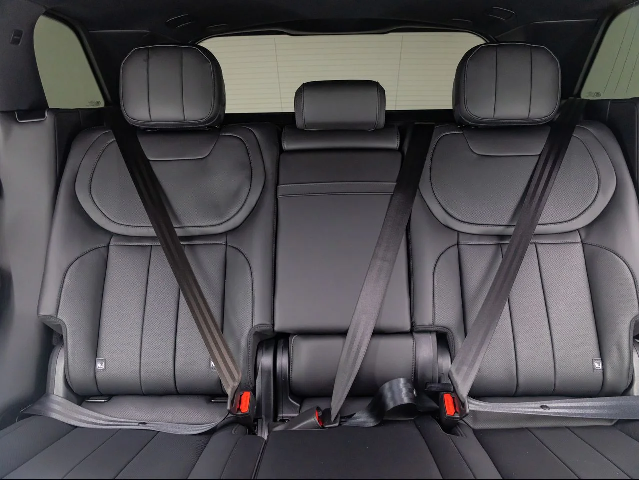 New 2026 Carpathian Grey Land Rover P530 Dynamic SE image 18