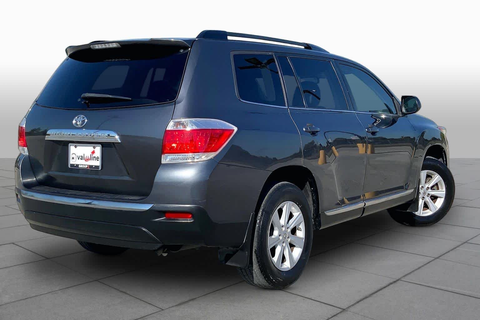 Used 2013 Magnetic Gray Metallic Toyota SE image 13