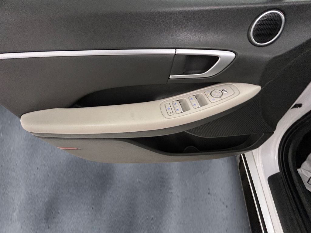 Used 2024 White Hyundai SEL image 12