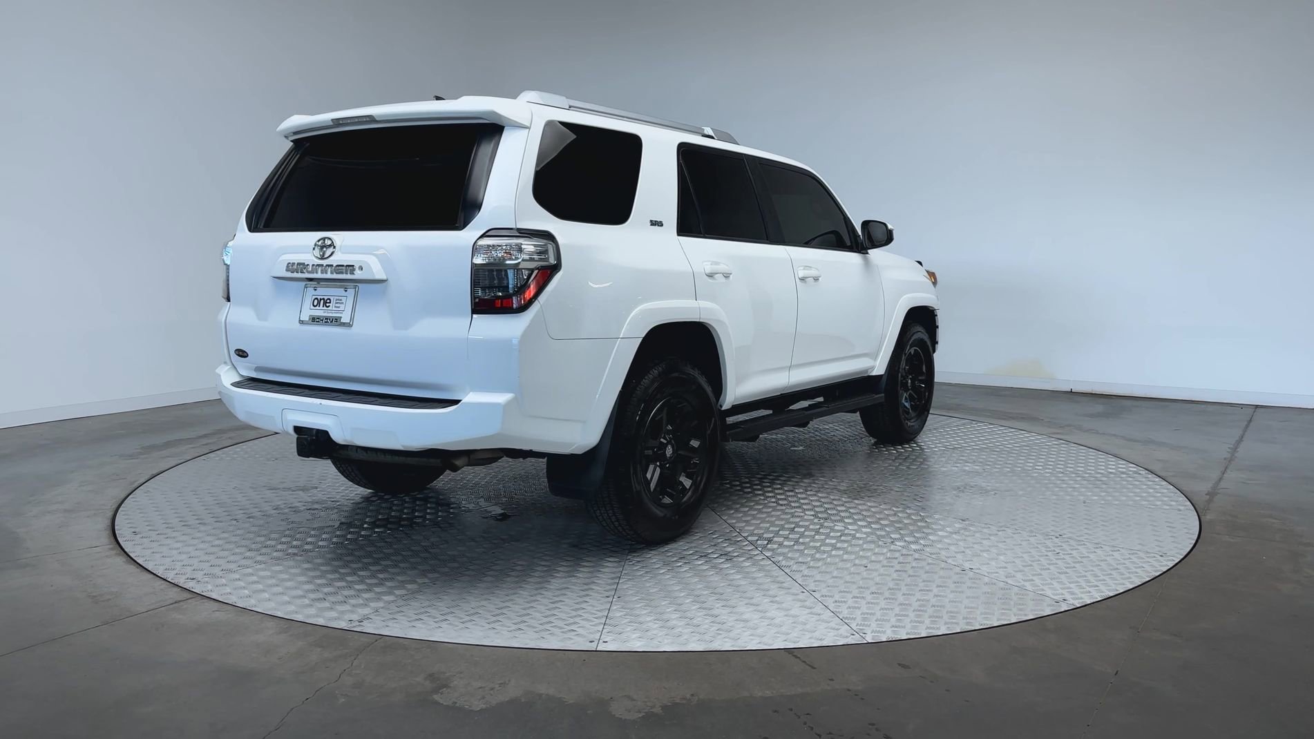 Used 2016 Super White Toyota SR5 image 8