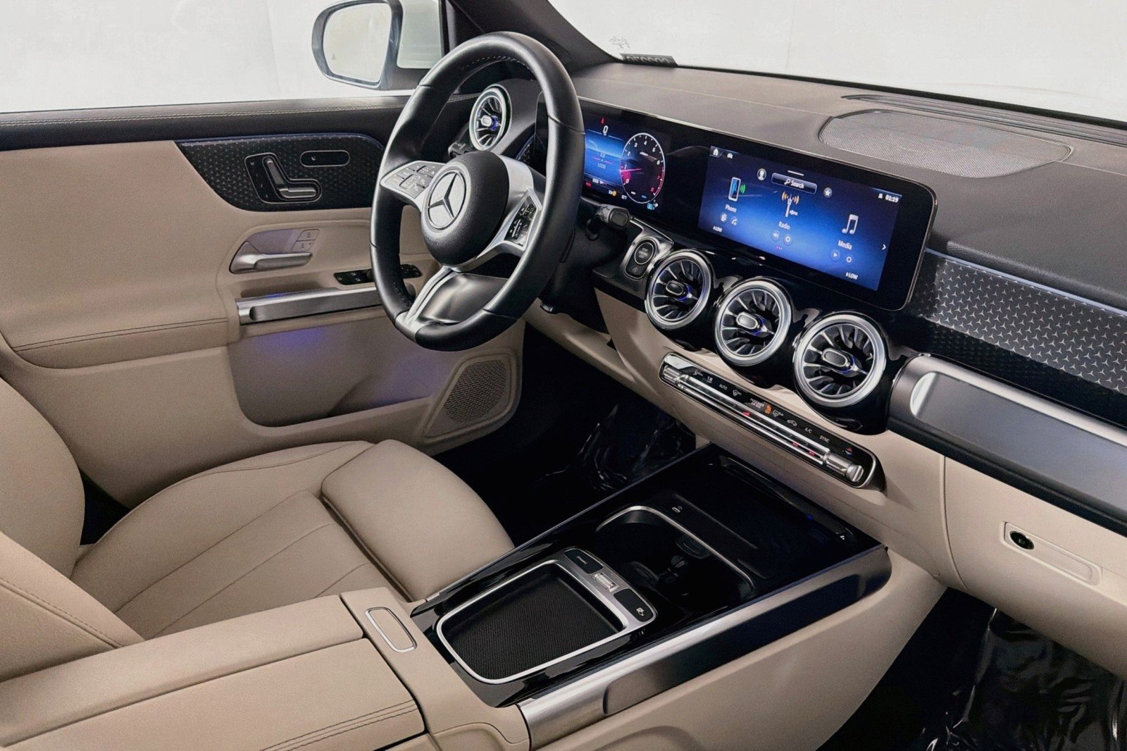 Used 2025 Polar White Mercedes-Benz GLB 250 image 17