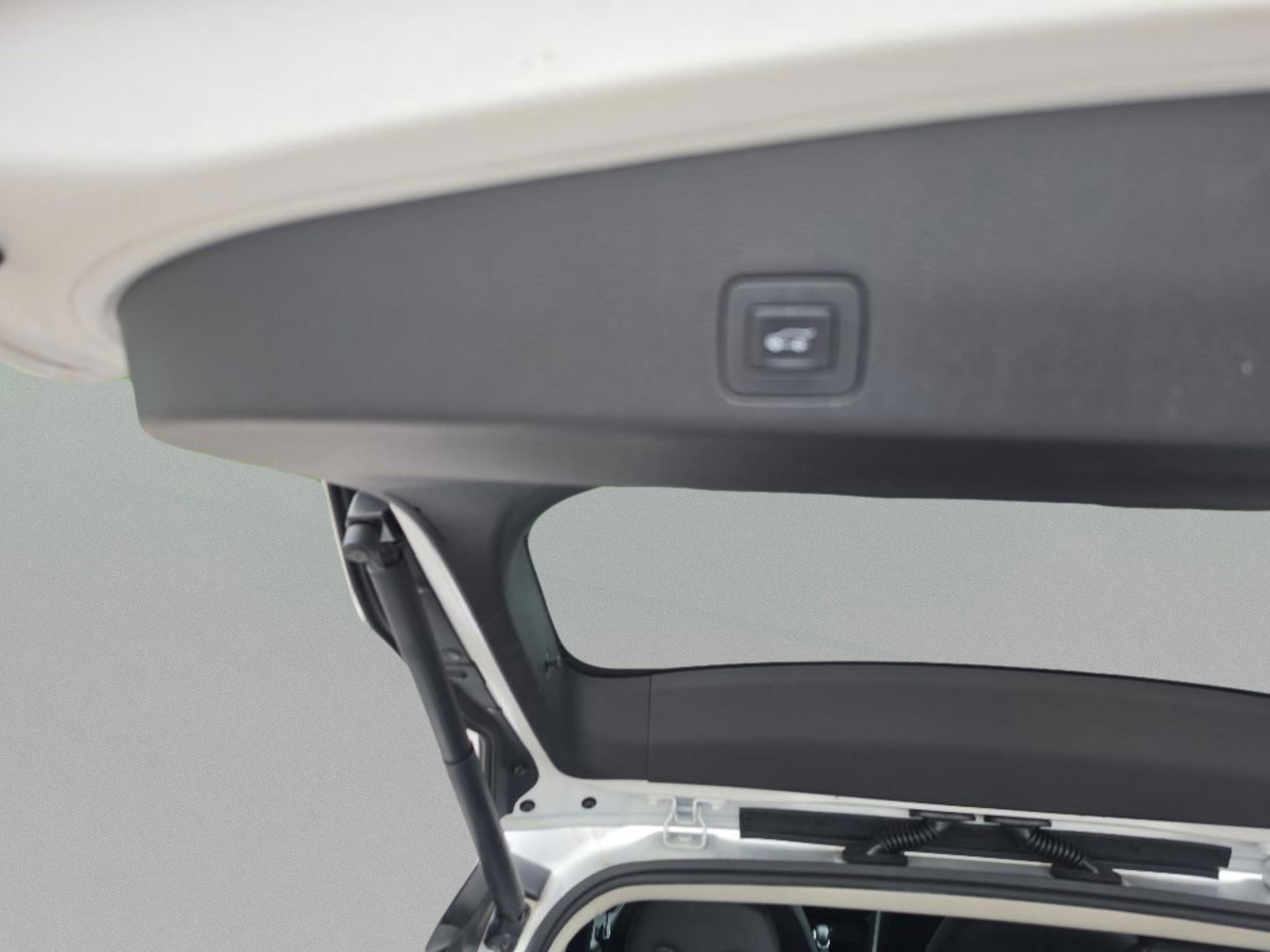 Used 2022 Summit White Buick Select image 11
