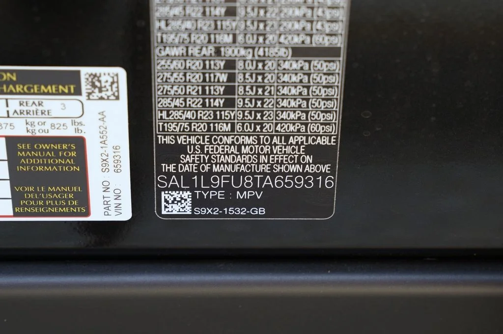 New 2026 Santorini Black Land Rover Dynamic SE image 38