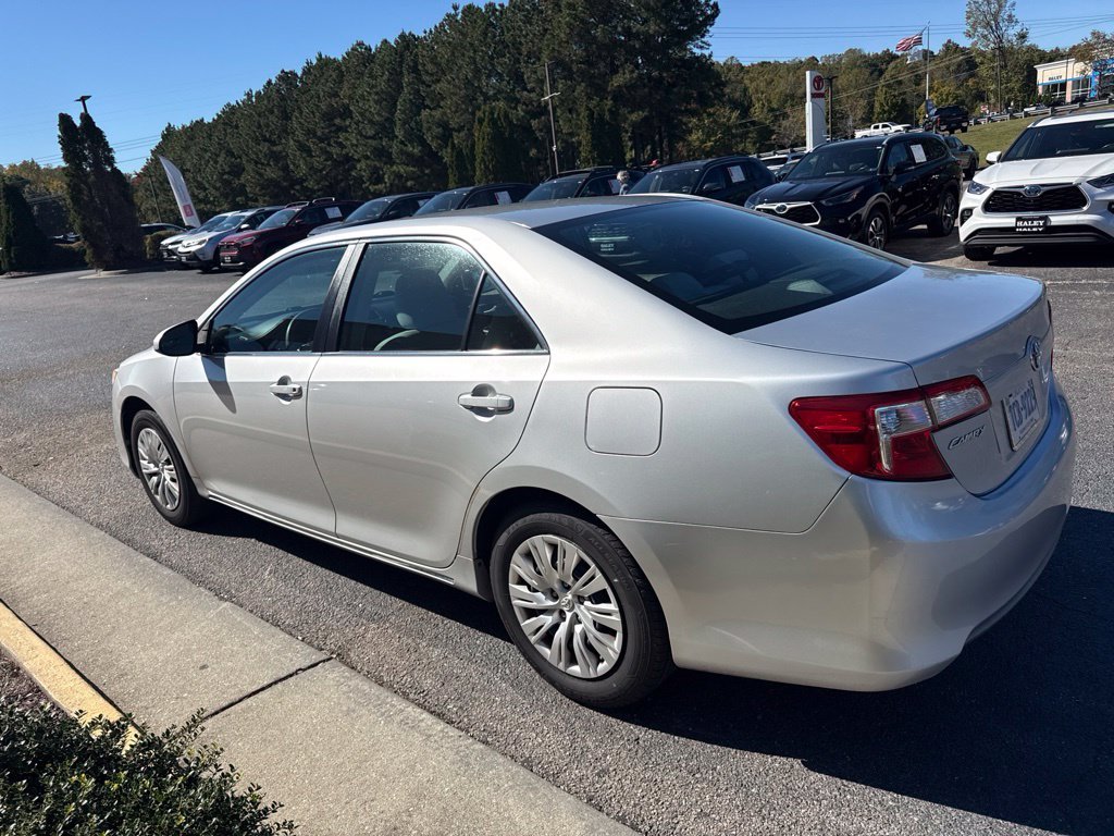 Used 2014 Silver Toyota LE image 3