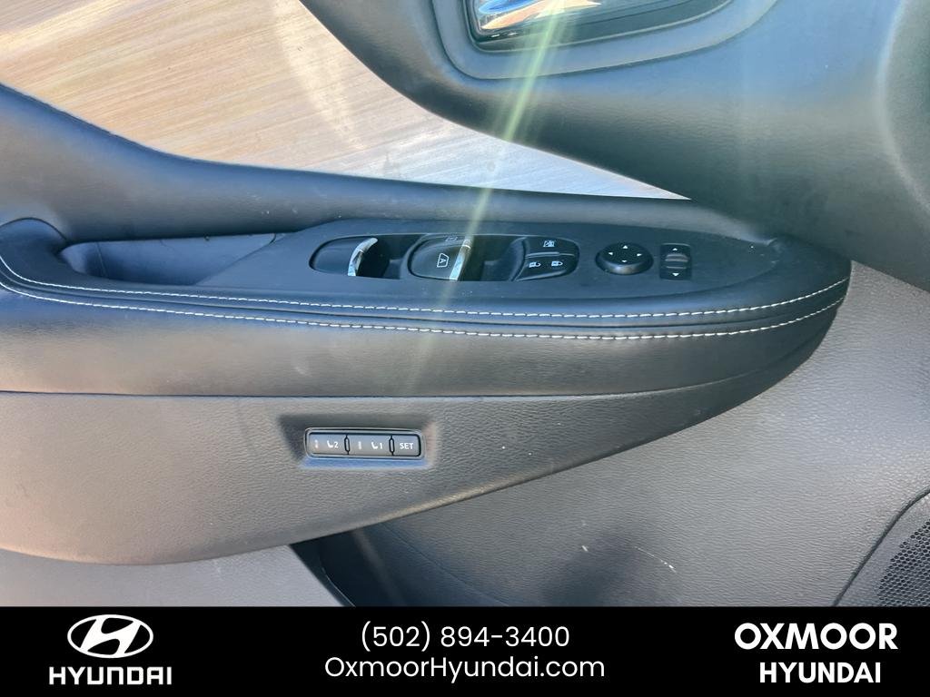 Used 2017 Brilliant Silver Metallic Nissan SL image 9