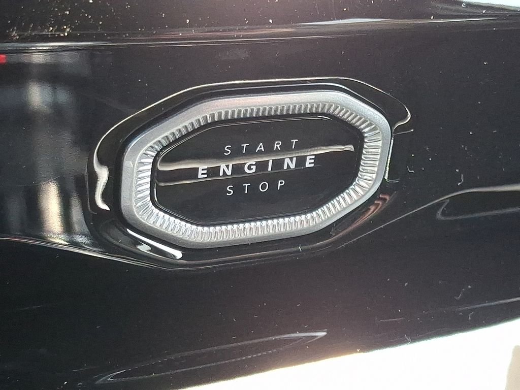 New 2026 Diamond Black Crystal Pearlcoat Jeep  image 15