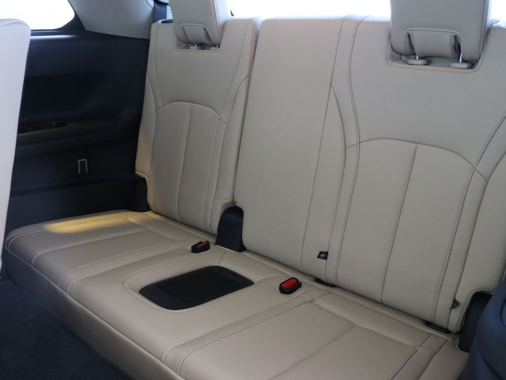 Certified Used 2025 White INFINITI LUXE image 33