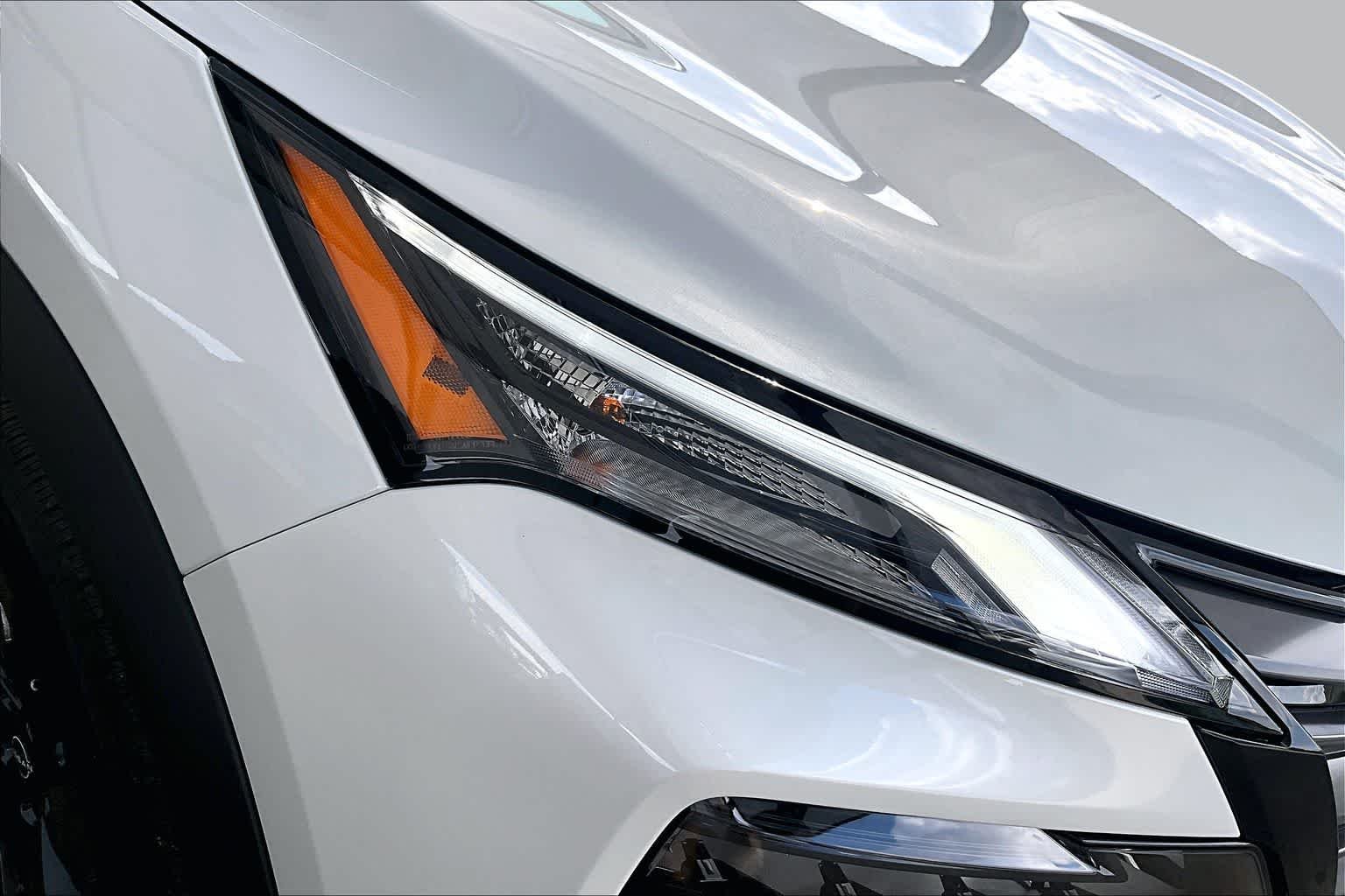 New 2026 Everest White Pearl TriCoat Nissan SV image 18