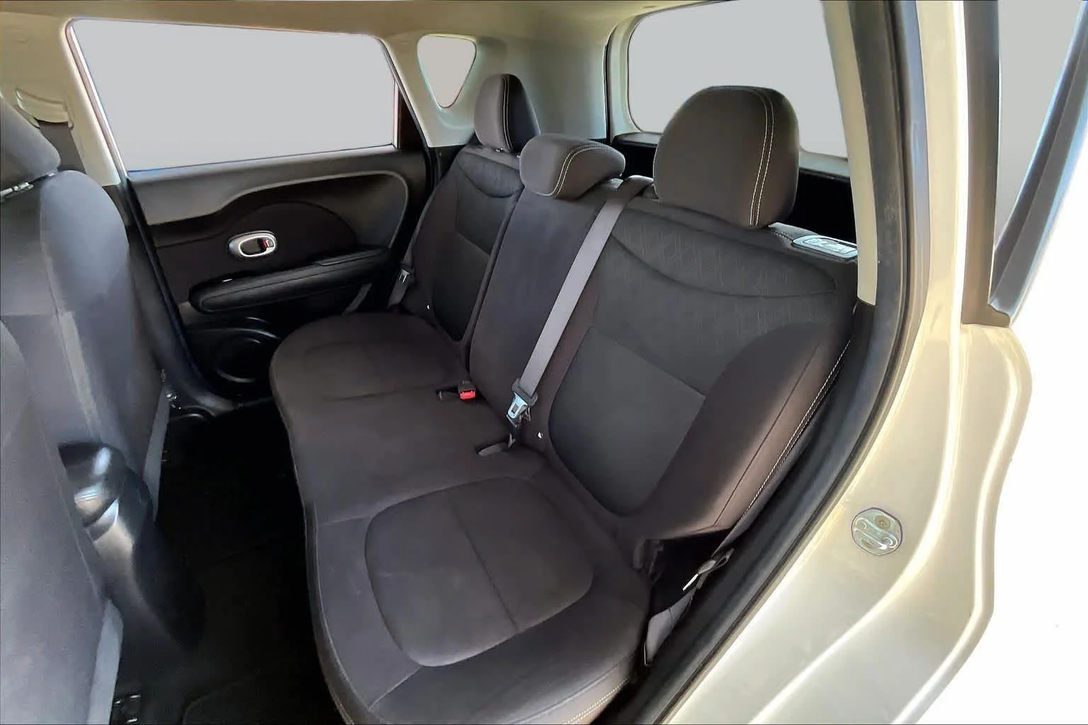 Used 2018 Clear White Kia Base image 20