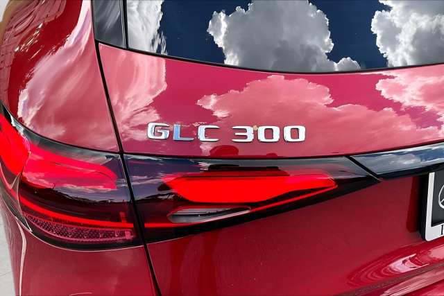 Used 2026 Red Mercedes-Benz GLC 300 image 33