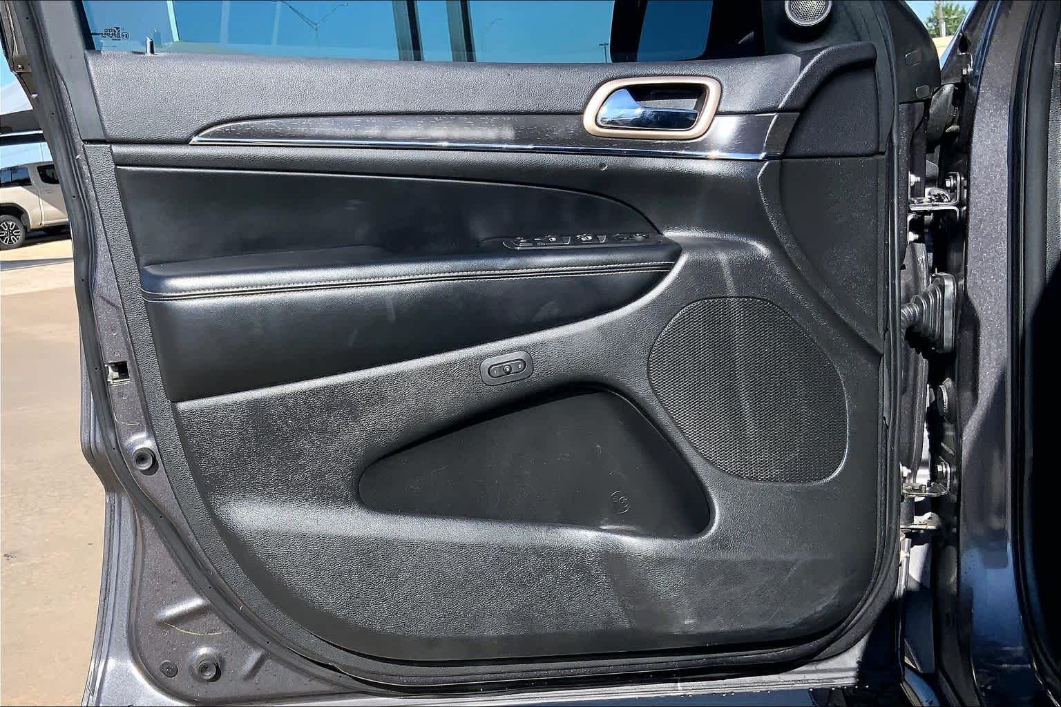 Used 2017 Granite Crystal Metallic Clearcoat Jeep Limited image 21