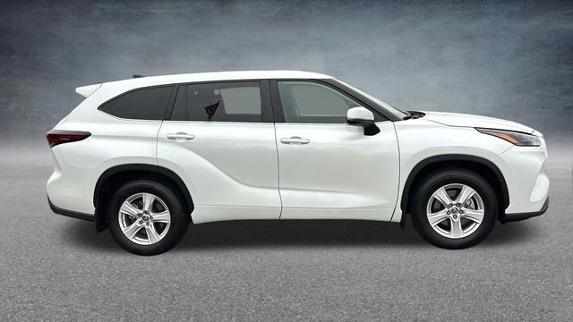 Used 2025 Pearl Toyota LE image 31