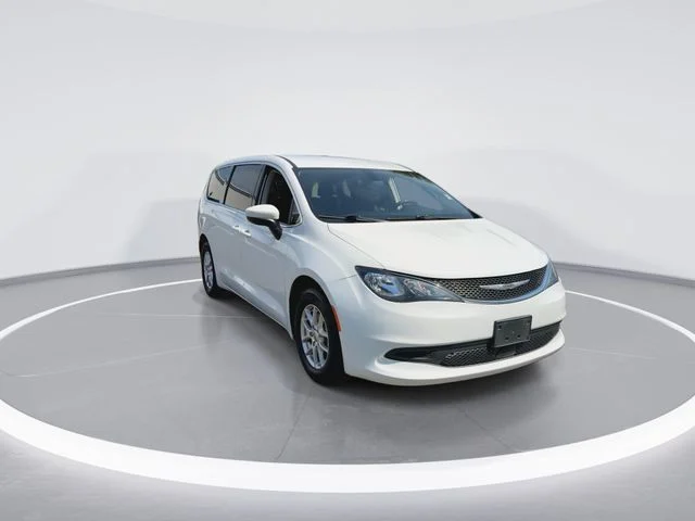 Used 2021 White Chrysler L image 3