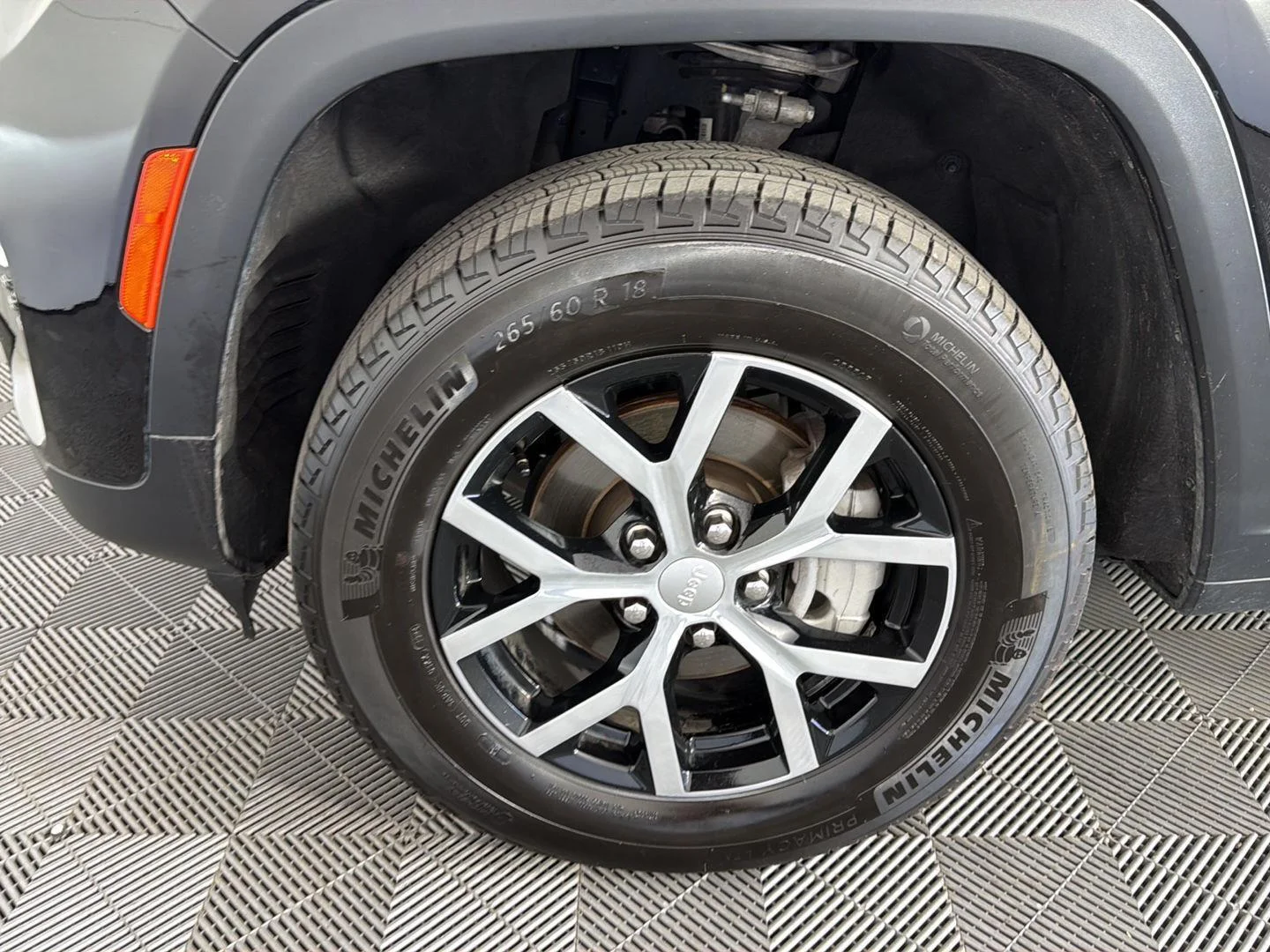 Used 2024 Diamond Black Crystal Pearlcoat Jeep Limited image 16
