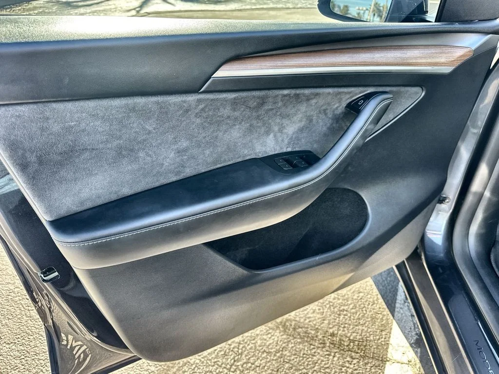 Used 2024  Tesla  image 23