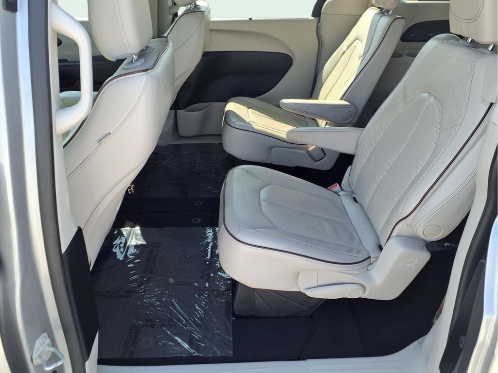 Used 2020 Silver Chrysler Limited image 23