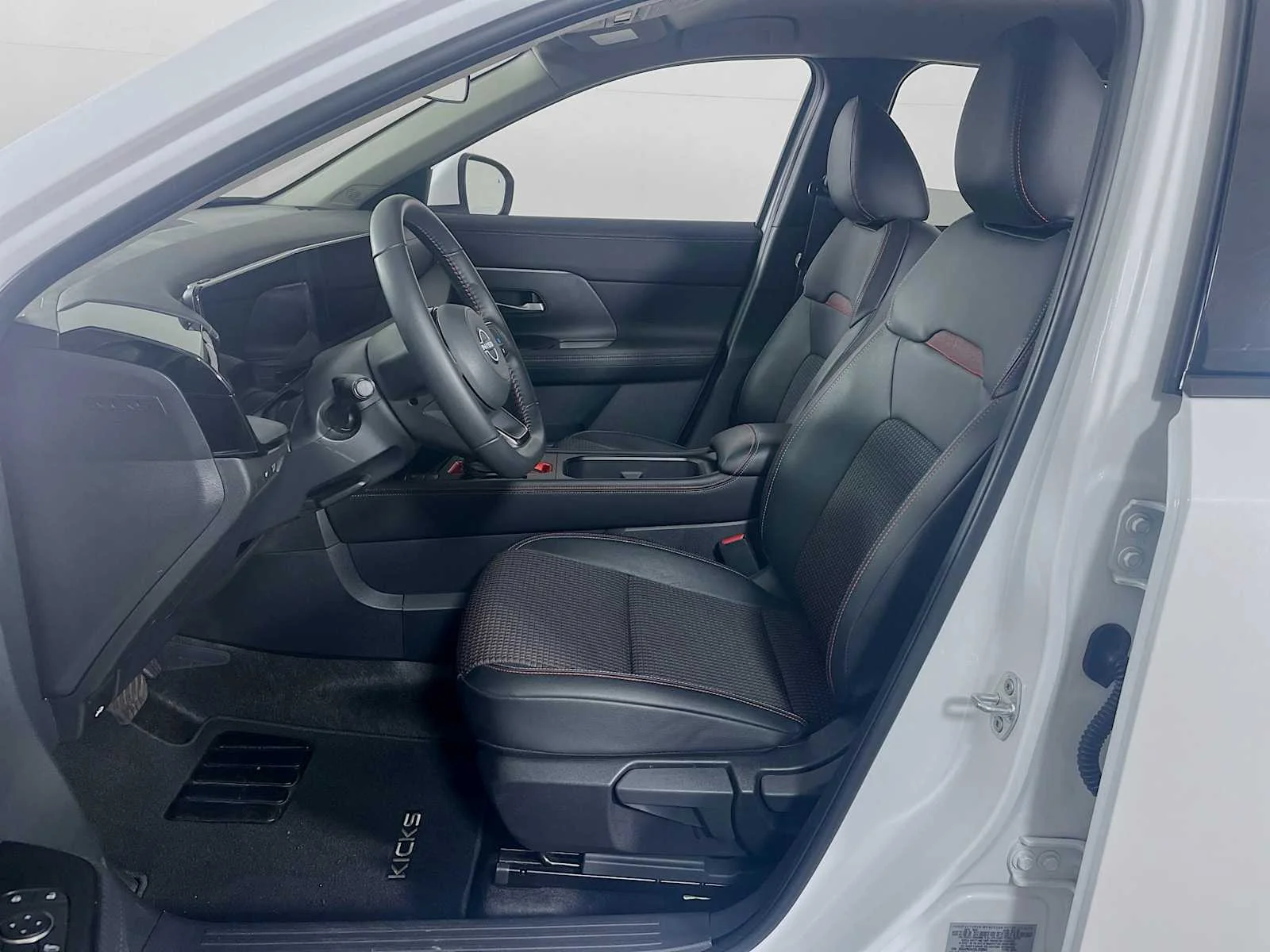 Certified Used 2025 Aspen White Tricoat Nissan SR image 17