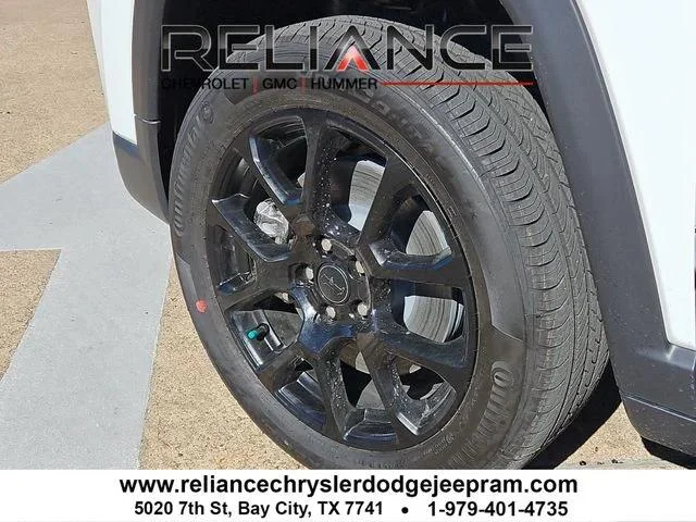 New 2026 Bright White Clearcoat Jeep Latitude image 8