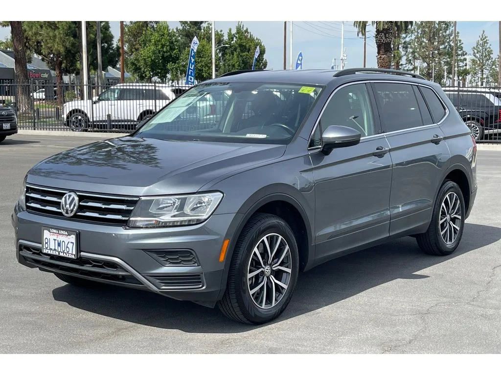 Used 2019 Platinum Gray Metallic Volkswagen SE image 2
