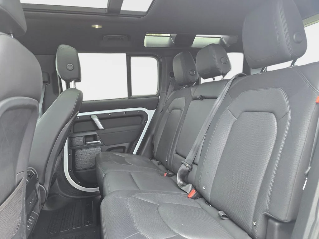 Used 2023 Fuji White Land Rover X-Dynamic SE image 14