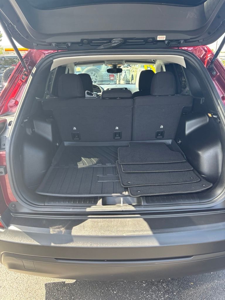 Used 2021 Velvet Jeep Latitude image 5