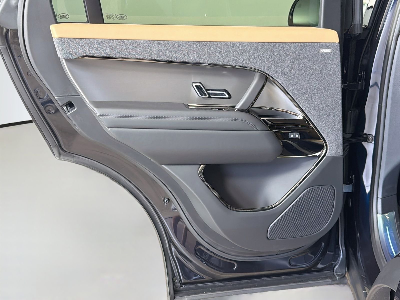 New 2026 Constellation Blue Ultra Metallic Gloss LAND ROVER Dynamic SE image 26