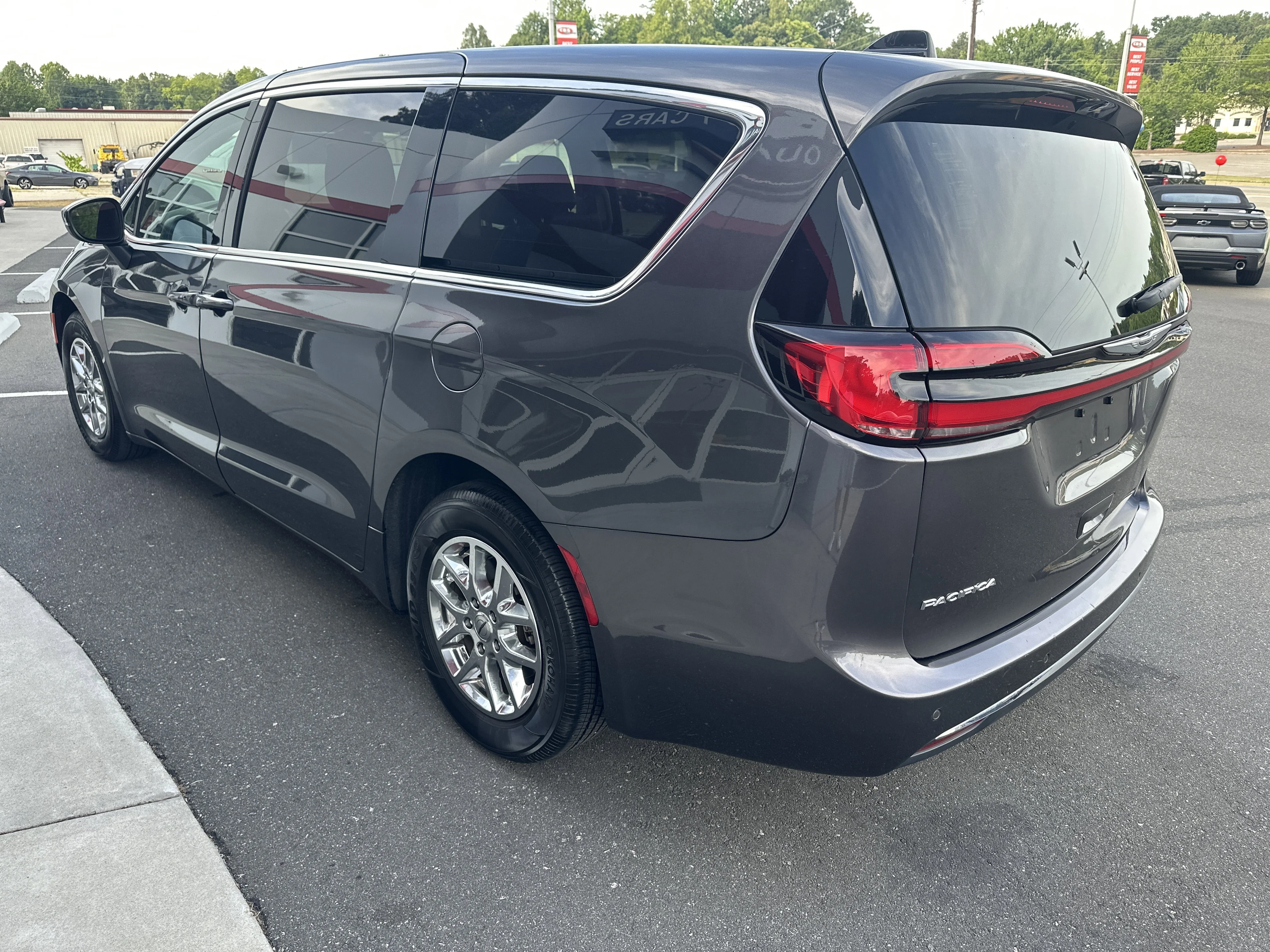 Used 2023 Granite Crystal Metallic Clearcoat Chrysler Touring L image 6