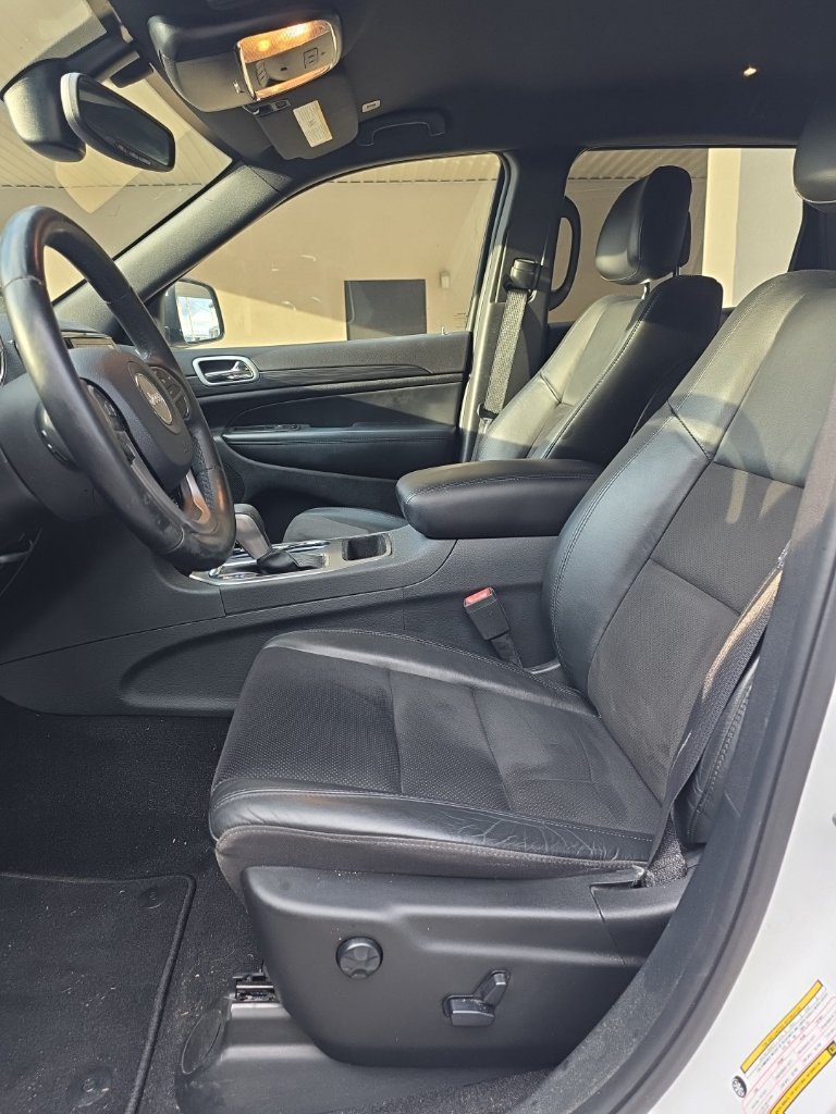 Used 2020 White Jeep Altitude image 12