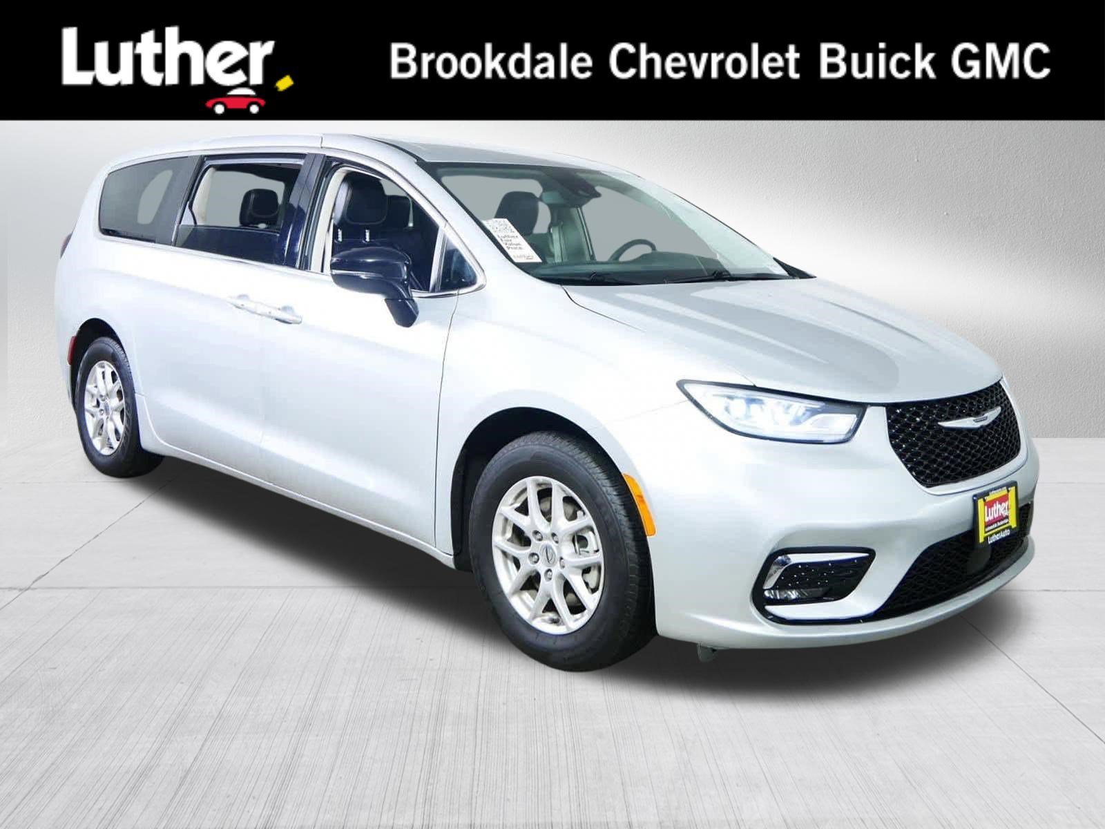 2024 Chrysler Pacifica Touring L's photo