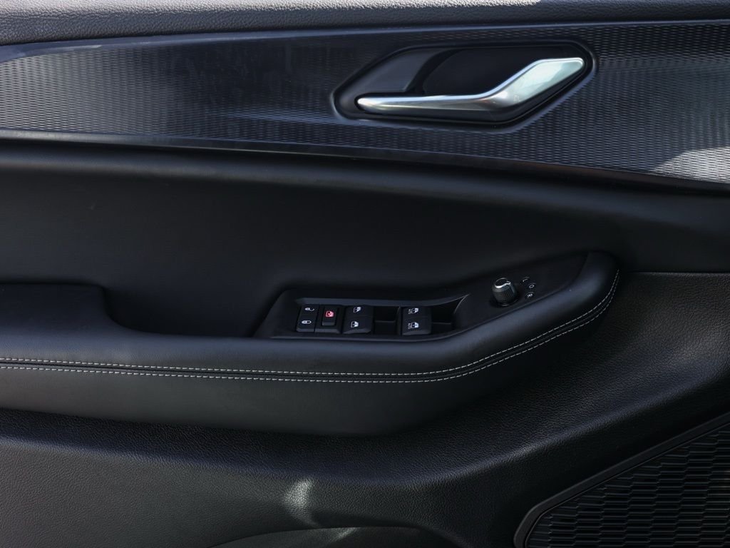 New 2026 Bright White Clear-Coat Exterior Paint Jeep Laredo X image 23