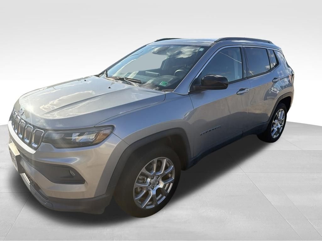 Used 2022 Silver Jeep Latitude Lux image 7