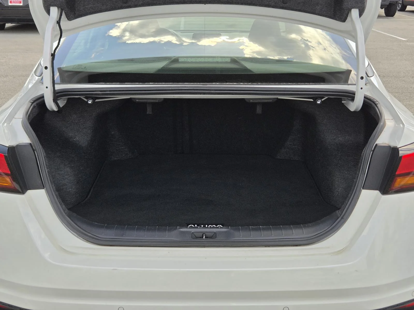 Used 2024 White Nissan 2.5 SV Sedan image 9