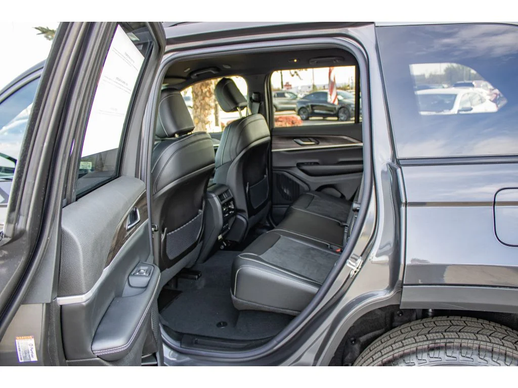 New 2026 Baltic Gray Metallic Clearcoat Jeep Laredo Altitude image 15