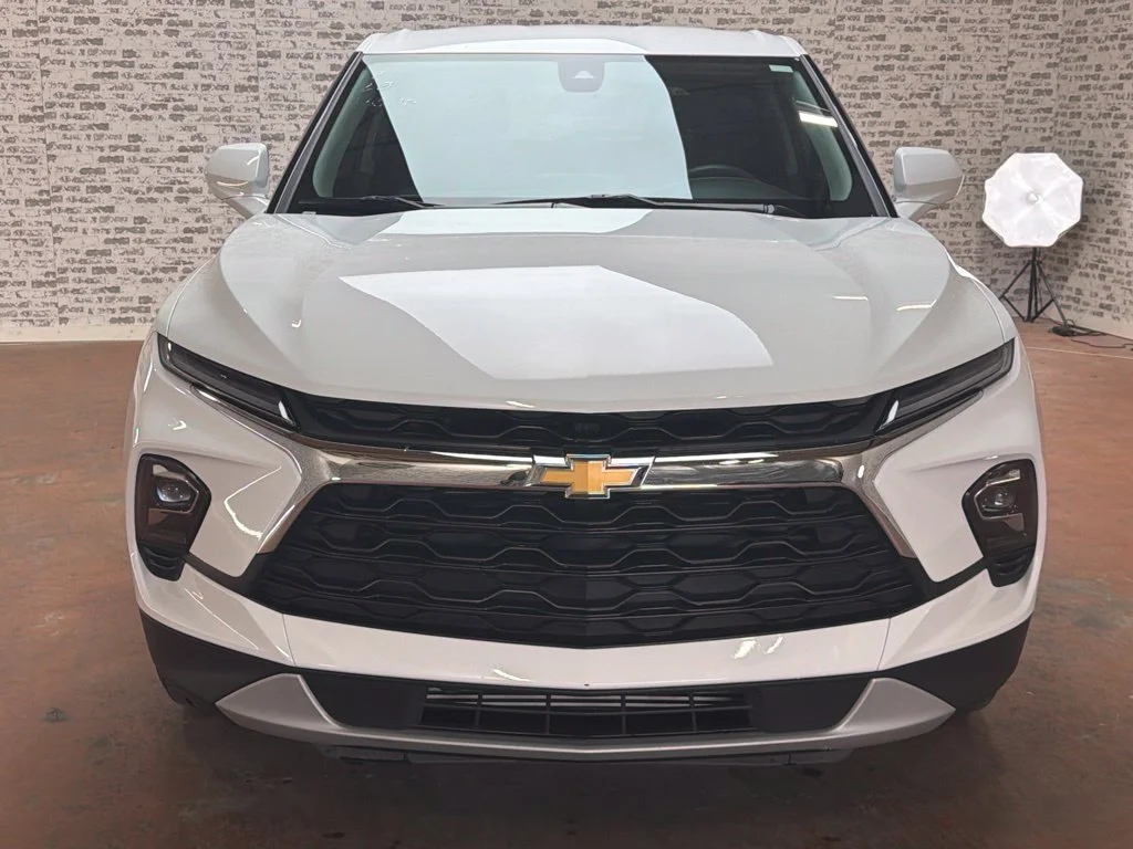 Used 2025 Summit White Chevrolet LT image 2