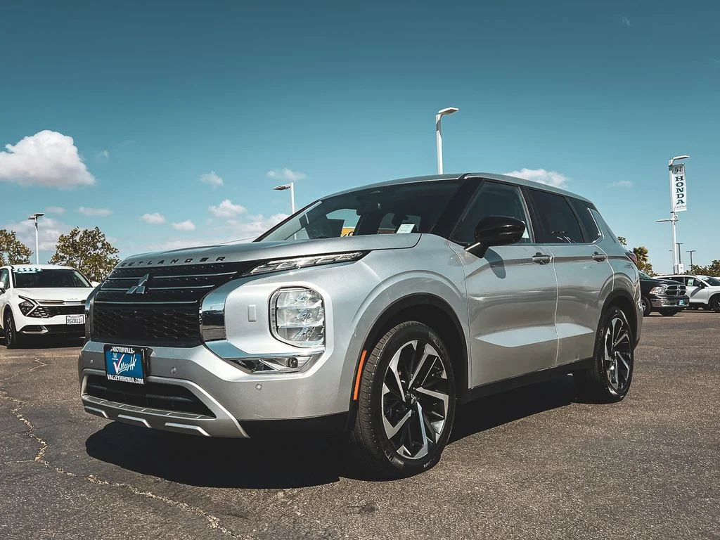 Used 2022 Alloy Silver Metallic Mitsubishi  image 9