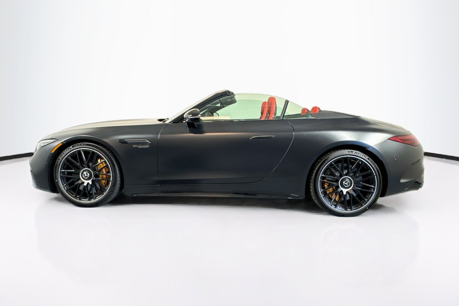 New 2026 MANUFAKTUR Night Black Magno Mercedes-Benz AMG® SL 63 S E Performance image 8