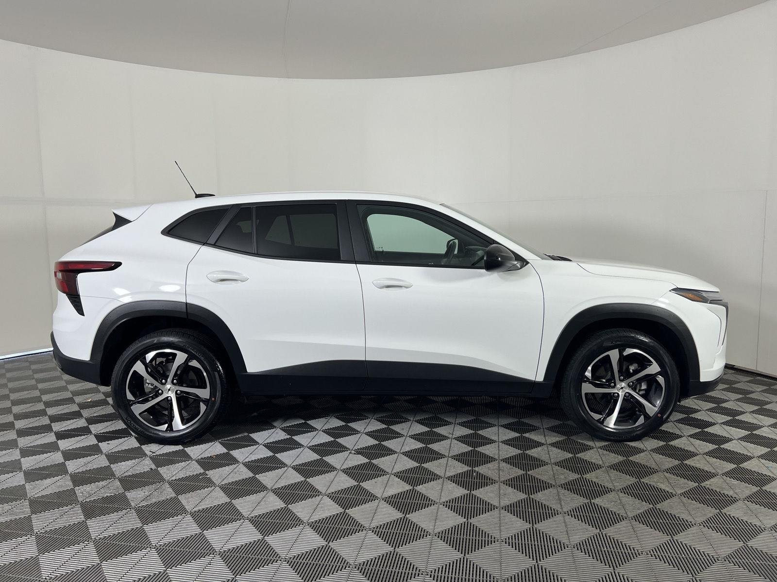 Used 2024 Summit White Chevrolet 1RS image 22