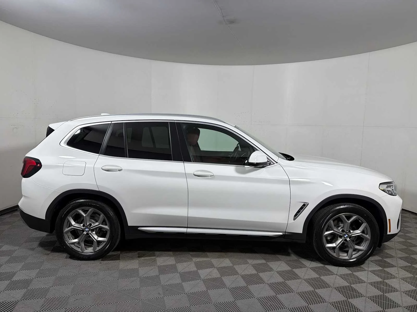 Used 2023 Alpine White BMW xDrive30i image 4