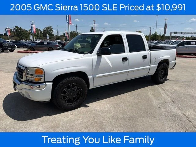 Used 2005 Summit White GMC SLE image 1